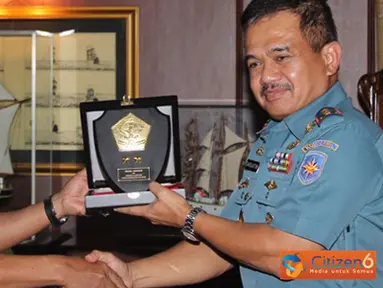 Citizen6, Tanjung Priok: Pangkolinlamil Laksda TNI S.M. Darojatim menerima kunjungan kehormatan Pangarmabar Laksda TNI Sadiman, di Gedung Laut Nusantara  Mako Kolinlamil, Tanjung Priok, Jakarta, Rabu, (18/7). (Pengirim: Dispenkolinlamil)