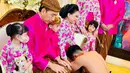 Kaesang Pangarep (kanan) melakukan prosesi sungkeman terhadap Presiden Joko Widodo atau Jokowi berserta Ibu Negara Iriana jelang pernikahannya di kediaman, Sumber, Kota Surakarta, Jawa Tengah, Jumat (9/12/2022). Saat prosesi sungkeman, Jokowi menitipkan pesan kepada anak bungsunya tersebut. (Tim Media Pernikahan Kaesang-Erina)