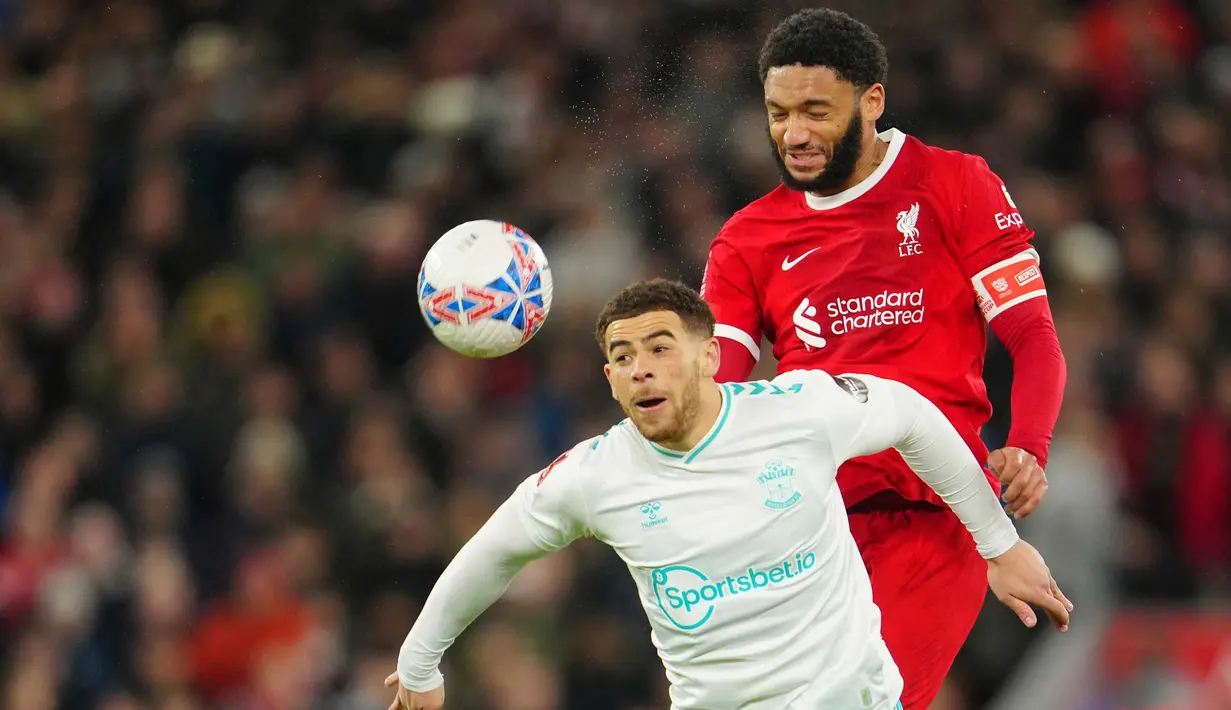 Bermain di kandang sendiri, Liverpool sukses menumbangkan Southampton dengan skor telak 3-0. (AP Photo/Jon Super)