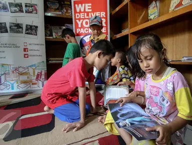 Sejumlah anak membaca buku di Yayasan 1001 Buku, Jakarta, Senin (8/5). Memperingati Hari Pendidikan Nasional pada 2 Mei, TIKI mendonasikan dana untuk Yayasan 1001 Buku yang mempunyai jaringan hingga ke pelosok negeri. (Liputan6.com/Faizal Fanani)
