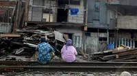 Persaingan hidup dan kerasnya ibukota membuat fenomena kehidupan di tepi rel kereta ini menjadi pemandangan yang miris, Jakarta, Jumat (20/06/14). (Liputan6.com/Faisal R Syam)