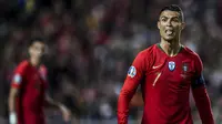 Gelandang Portugal, Cristiano Ronaldo, tampak kecewa usai ditahan imbang Ukraina pada laga Kualifikasi Piala Eropa 2020 di Stadion Luz, Lisbon, Jumat (22/3). Kedua negara bermain imbang 0-0. (AFP/Patricia De Melo Moreira)