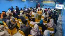 Petugas melayani orang tua calon siswa yang mencari informasi mengenai Sistem Penerimaan Murid Baru (SPMB) Tahun Ajaran 2026/2027 di Posko Pelayanan SPMB Suku Dinas Pendidikan Wilayah III yang berada di SMAN 70 Jakarta, Rabu (17/6/2026). (merdeka.com/Arie Basuki)