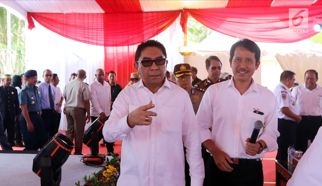 Dirut IPC, Elvyn G Masassya (kiri) saat Pencanangan Pembangunan Terminal Kijing Pelabuhan Pontianak, Kalimantan Barat, Rabu (11/4). Terminal Kijing juga akan dilengkapi peralatan bongkar muat modern berstandar internasional. (Liputan6.com/Johan Tallo)