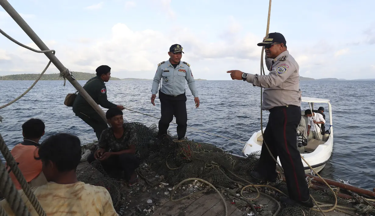 Petugas kepolisian melakukan pemberhentian di atas kapal penangkap ikan selama pencarian warga negara Inggris Amelia Bambridge di pantai pulau Koh Rong di sebelah barat daya Kamboja (29/10/2019). (AP Photo/Heng Sinith)