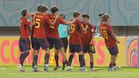 Selebrasi para pemain Timnas Spanyol U-17 setelah Quim Junyent (kedua kanan) mencetak gol pertama ke gawang Jepang U-17 dalam pertandingan babak 16 Besar Piala Dunia U-17 di Stadion Manahan, Solo, Senin (20/11/2023). (Bola.com/Arief Bagus)
