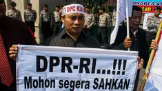 Puluhan pengacara yang tergabung dalam Kongres Advokat Indonesia (KAI) menggelar unjuk rasa di depan Gedung DPR, Jakarta, Rabu (24/9/2014) (Liputan6.com/Faizal Fanani)