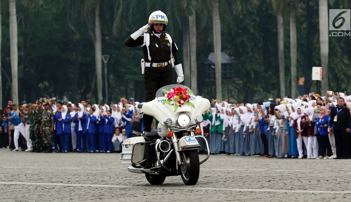 Prajurit wanita TNI dan Polri mengendarai motor gede dalam apel peringatan Hari Kartini 2018 di Lapangan Silang Monas, Jakarta, Rabu (25/4). Sebanyak 721 personel gabungan prajurit wanita TNI dan Polri melakukan atraksi. (Liputan6.com/Johan Tallo)