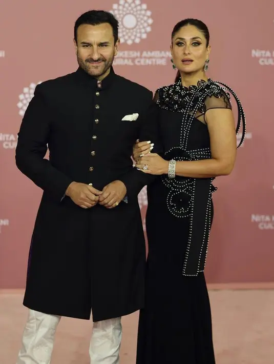 Kareena Kapoor tampil stunning berbalut navy blue dress yang dihiasi pola jaring dan manik-manik unik di bahunya. [Foto: IG/vogueindia].