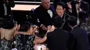 Para pamain 'Squid Games' mengucapkan selamat kepada rekan mereka Lee Jung-jae atas penghargaan untuk kategori aktor utama terbaik di Emmy Awards 2022 di Microsoft Theater, Los Angeles, Amerika Serikat, 12 September 2022. Lee Jung-jae memenangkan kategori tersebut lewat perannya sebagai Seong Ki-hoon dalam serial 'Squid Game' yang disiarkan oleh Netflix. (AP Photo/Mark Terrill)