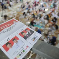 Surat suara untuk Pilpres 2019 yang akan dilipat di Gudang KPU, Cibinong, Bogor, Kamis (7/3). Libur Nyepi, dimanfaatkan 650 pekerja menyelesaikan tenggat waktu penyortiran dan pelipatan 17 juta surat suara Pemilu 2019. (merdeka.com/Arie Basuki)