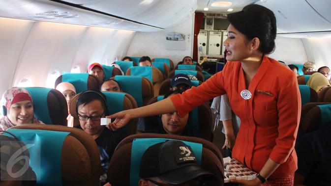 Dalam penerbangan Jakarta-Padang, seluruh awak pesawat Garuda Indonesia diawaki oleh perempuan, Jumat (21/4). Eksistensi perempuan ditampilkan Garuda Indonesia dalam rangka memperingati Hari Kartini. (Liputan6.com/Angga Yuniar)