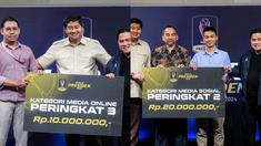 Jurnalis Bola.com dan video editor Bola.net mendapatkan penghargaan Lomba Karya Jurnalistik Piala Presiden 2024 dalam acara Malam Apresiasi Piala Presiden 2024 yang berlangsung di SCTV Tower, Senayan, Kamis (19/12/2024). (Bola.com/Bagaskara Lazuardi)