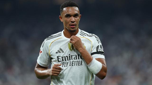 Bek Real Madrid asal Inggris #12, Trent Alexander-Arnold, terlihat dalam pertandingan sepak bola Liga Spanyol antara Real Madrid CF dan CA Osasuna di Stadion Santiago Bernabeu, Madrid, pada Rabu (20-8-2025) dini hari WIB. (Thomas COEX/AFP)