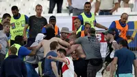 Oknum suporter Inggris dan Rusia terlibat kerusuhan pada laga kedua negara di Stade Velodrome, Marseille, Sabtu (11/6/2016). (AFP/Valery Hache)