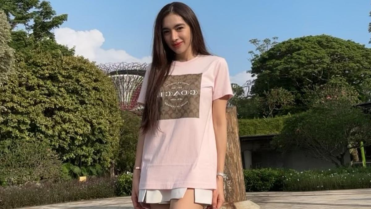 6 Outfit Liburan Angel Karamoy di Luar Negeri, Gaya Kasual hingga Glamor