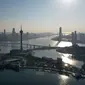 Foto yang diambil pada 18 Januari 2023 ini menunjukkan pemandangan udara Macau Tower (tengah) di kawasan Macau, China selatan. (PETER PARKS / AFP)