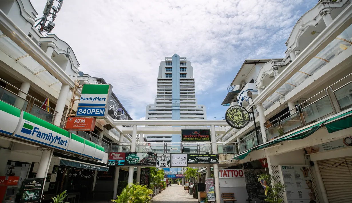 Jalanan yang kosong di sebuah kawasan perbelanjaan di Phuket, Thailand (13/9/2020). Pusat Administrasi Situasi COVID-19 Thailand pada Senin (28/9) mengatakan pihaknya akan mengizinkan lebih banyak kategori warga asing masuk ke Thailand mulai Oktober mendatang dan seterusnya. (Xinhua/Zhang Keren)