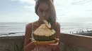 Ibu dari Mohammad Zinedine Elyaz Ibrahim ini memang sangat menyukai pantai. Ia kerap kali mengunjungi pantai-pantai bagus. Salah satu pantai yang pernah dikunjungi Baby Jovanca adalah pantai Canggu yang berada di Bali. (Liputan6.com/IG/@babyjvnc)