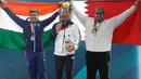 Penembak India Vihan Shardul (kiri), penembak Korea Shin Hyunwoo (tengah) dan penembak Qatar Al Marri H (kanan) melakukan selebrasi usai menerima medali di nomor double trap putra Asian Games 2018 di Palembang, Kamis (23/8). (AP Photo/Vincent Thian)