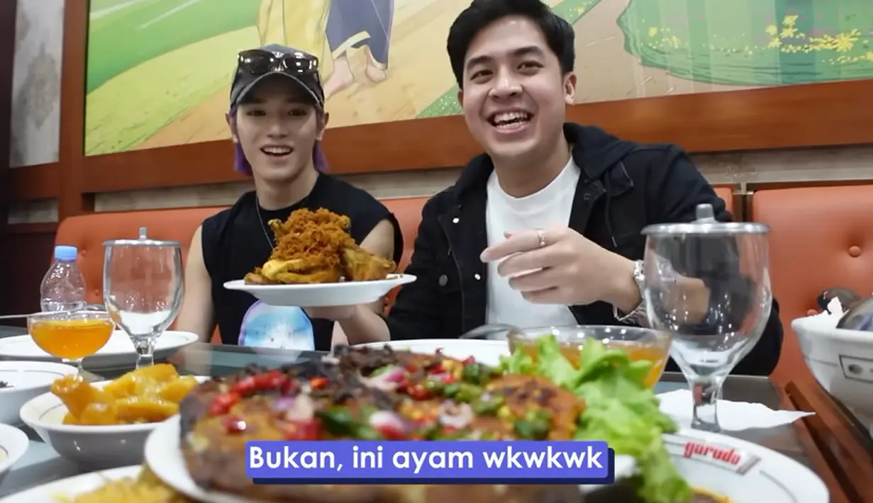 Dari video tersebut, tidak hanya meja di depannya, tapi juga sebelahnya banyak sekali hidangan yang siap  disantap. Ia tampak kaget hingga heran. Pasalnya, yang makan hanya berdua,  tapi menunya banyak sekali yang dihidangkan. [Youtube/Nihongo Mantappu]