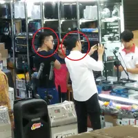 Kirain siapa, gak tahunya Pak Jokowi! Jelas saja pedagang pada geger. Yuk simak cerita presiden kita ini saat blusukan di Glodok, Jakarta.