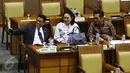 Sejumlah anggota dewan berfoto bersama saat menghadiri Rapat Paripurna DPR RI Ke-18 Masa Sidang III Tahun Sidang 2016-2017, Jakarta, Kamis (23/2). Sidang tersebut membahas Penutupan Masa Sidang dan sejumlah agenda RUU (Liputan6.com/Johan Tallo)