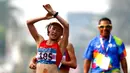 Pelari China Yang Jiayu bereaksi setelah menyentuh garis finis pada nomor Jalan Cepat 20 km Putri Asian Games 2018 di Stadion Utama Gelora Bung Karno, Jakarta, Senin (27/8). Jiayu Yang meraih posisi pertama sekaligus memecahkan rekor. (AP/Bernat Armangue)