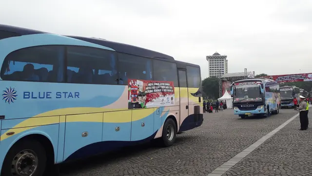 Menteri Perhubungan (Menhub) Budi Karya Sumadi melepas 2.500 pemudik di Lapangan Silang Monas Jakarta Pusat, Sabtu (22/12/2018). (Bawono/Liputan6.com)