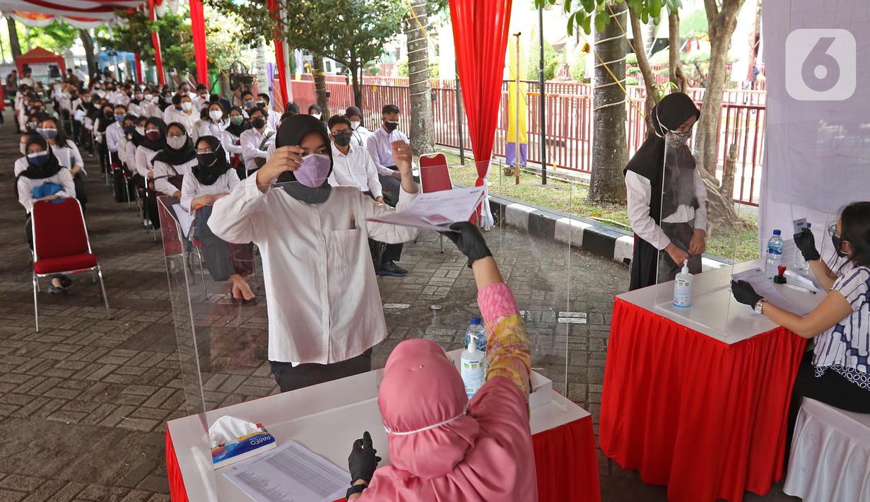 Peserta memberikan berkas sebelum mengikuti proses Tes Standar Kompetensi Dasar (SKD) CPNS di BKN, Jakarta, Kamis (2/9/2021). Sebanyak 800 peserta mengikuti tes yang dibagi dua sesi dan menerapkan protokol kesehatan yang ketat. (Liputan6.com/Herman Zakharia)