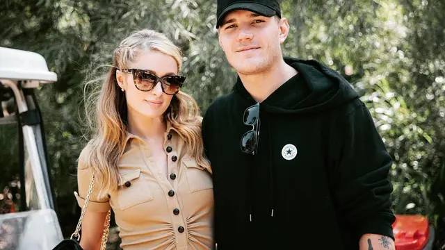 [Bintang] Paris Hilton - Chris Zylka