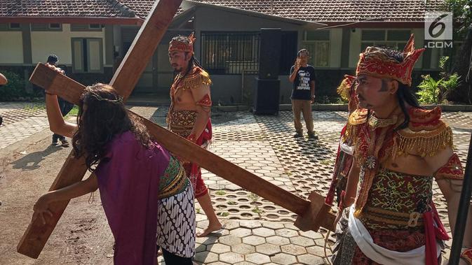 Teatrikal jalan salib di Gereja Bongsari, Jalan Puspowarno Raya, Kota Semarang, Jumat ( 19/4). Ritual ini bagian dari hari wafatnya Isa Almasih atau yang lebih dikenal hari Jum'at Agung yang bertema 