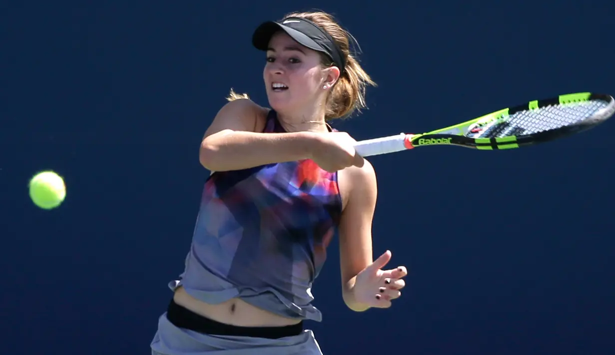 Petenis Amerika Serikat Catherine Bellis mengembalikan bola petenis Jepang Nao Hibino pada turnamen tenis Amerika Serikat Terbuka di New York, Amerika Serikat, (3/8). 