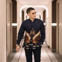 Pada Sabtu (26/10/2019), Rezky Aditya resmi melamar Citra Kirana. Gaya Rezky semakin gagah dengan mengenakan batik berwarna biru gelap. Rezky secara mantap melamar Citra Kirana yang usianya berbeda 9 tahun. (Liputan6.com/IG/@imagenic)