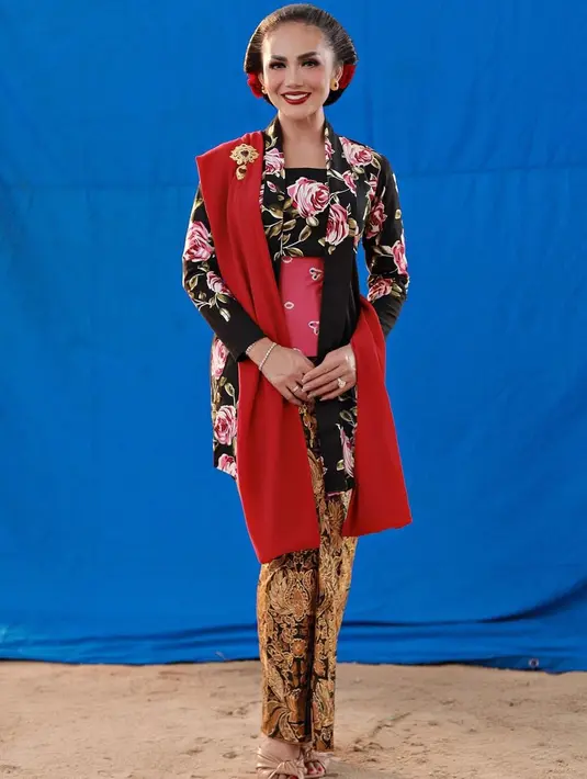 Identik dengan sanggul tekuk, kali ini Krisdayanti pilih pakai kebaya floral pink dan hitam. Dipadukan dengan angkin pink, selendang merah serta kain batik bercorak emas. [@krisdayantilemos]