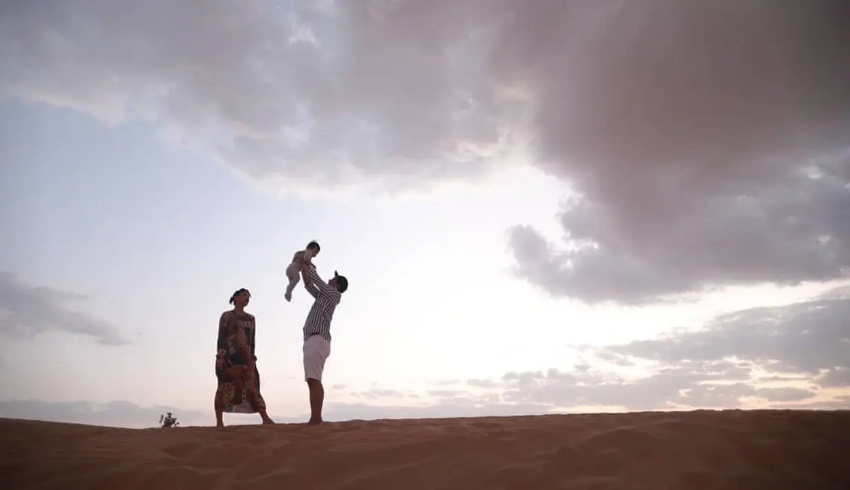 Jelang hari raya Natal yang hampir sepekan lagi, Glenn mengajak Chelsea dan Natusha berlibur ke Dubai. Sejumlah destinasi mereka kunjungi, salah satunya adalah padang pasir. (Instagram/Chelseaolivia)