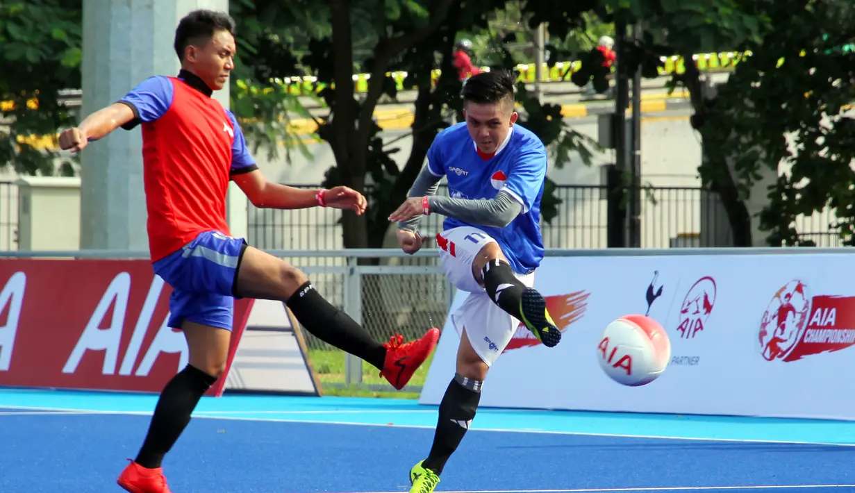 Pemain menendang bola saat bertanding dalam AIA Championship 2019, Jakarta, Sabtu (12/1). Sebanyak 16 tim bertanding dalam AIA Partner League dan 8 tim dalam AIA League. (Liputan6.com/HO/Fahmi)