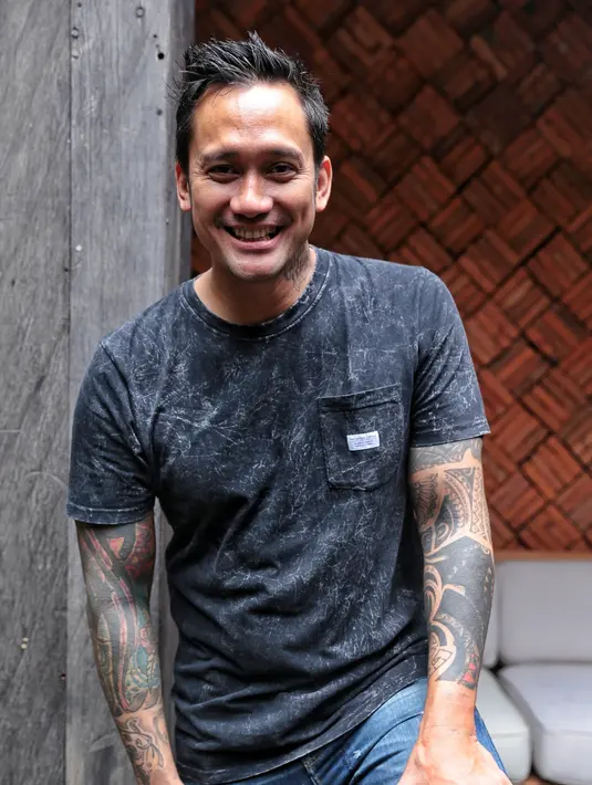 "si Nabilla alhamdulillah lebih dewasa dibanding gue ya, cara berpikir, cara bertindak, jauh lebih dewasa ya. Karena kita sempat berunding soal sesuatu, gue udah takut 'dia lebih dewasa dibanding gue'," terangnya. (Adrian Putra/Bintang.com)