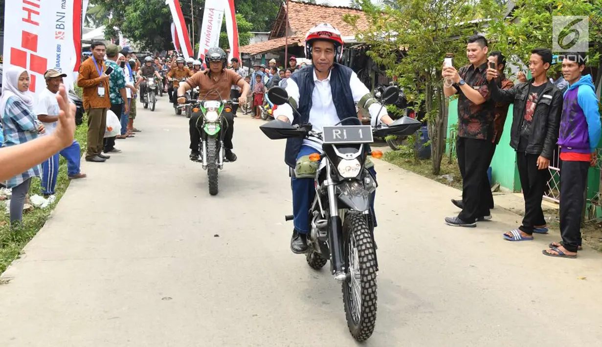 Presiden Joko Widodo mengendarai motor trail melintasi perkampungan di Muara Gembong, Bekasi (1/11). Jokowi menghadiri kegiatan Perhutanan Sosial untuk Pemerataan Ekonomi. (Liputan6.com/Biro Pers Kepresidenan/Agus Suparto)