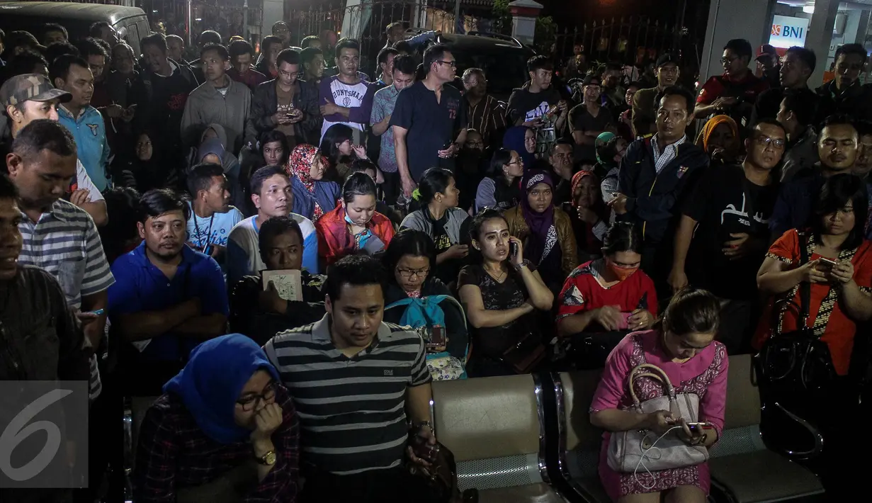 Puluhan orangtua korban vaksin palsu menunggu di depan RS Harapan Bunda, Jakarta, Kamis (14/7). Mereka menuntut pihak rumah sakit memberi penjelasan atas kasus vaksin palsu yang kemungkinan besar juga diberikan kepada anaknya.(Liputan6.com/Faizal Fanani)