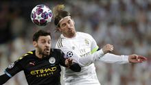Gelandang Manchester City, Bernardo Silva, duel udara dengan bek Real Madrid, Sergio Ramos, pada laga liga Champions di Stadion Santiago Bernabeu, Rabu(26/2/2020). Manchester City menang dengan skor 2-1. (AP/Bernat Armangue)