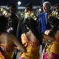 Presiden Amerika Serikat (AS) Joe Biden disambut oleh tarian khas Bali saat turun dari pesawat kepresidenan AS, Air Force One setibanya di Bandara I Gusti Ngurah Rai Bali, Minggu (13/11/2022). Kehadiran Joe Biden untuk menghadiri Konferensi Tingkat Tinggi (KTT) G20 di Bali yang akan digelar pada 15-16 November 2022. (SAUL LOEB / AFP)