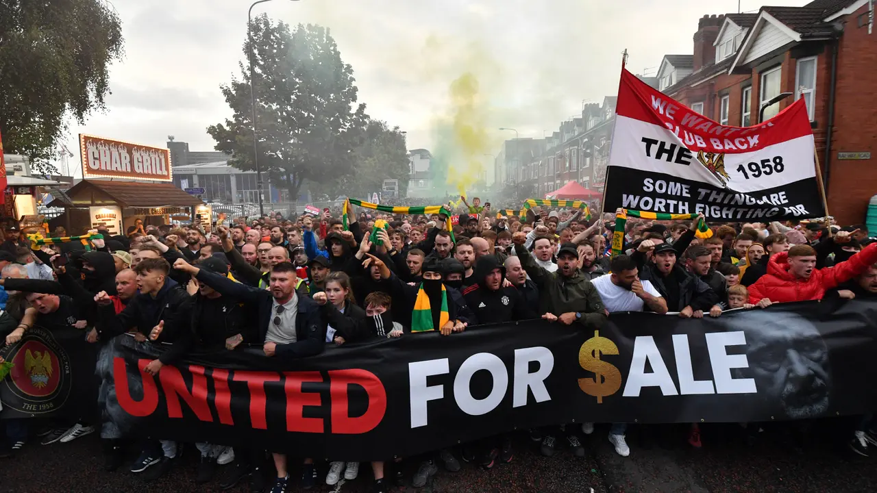 Foto: Demo Keluarga Glazer oleh Fans MU Sambut Kedatangan Casemiro di Old Trafford