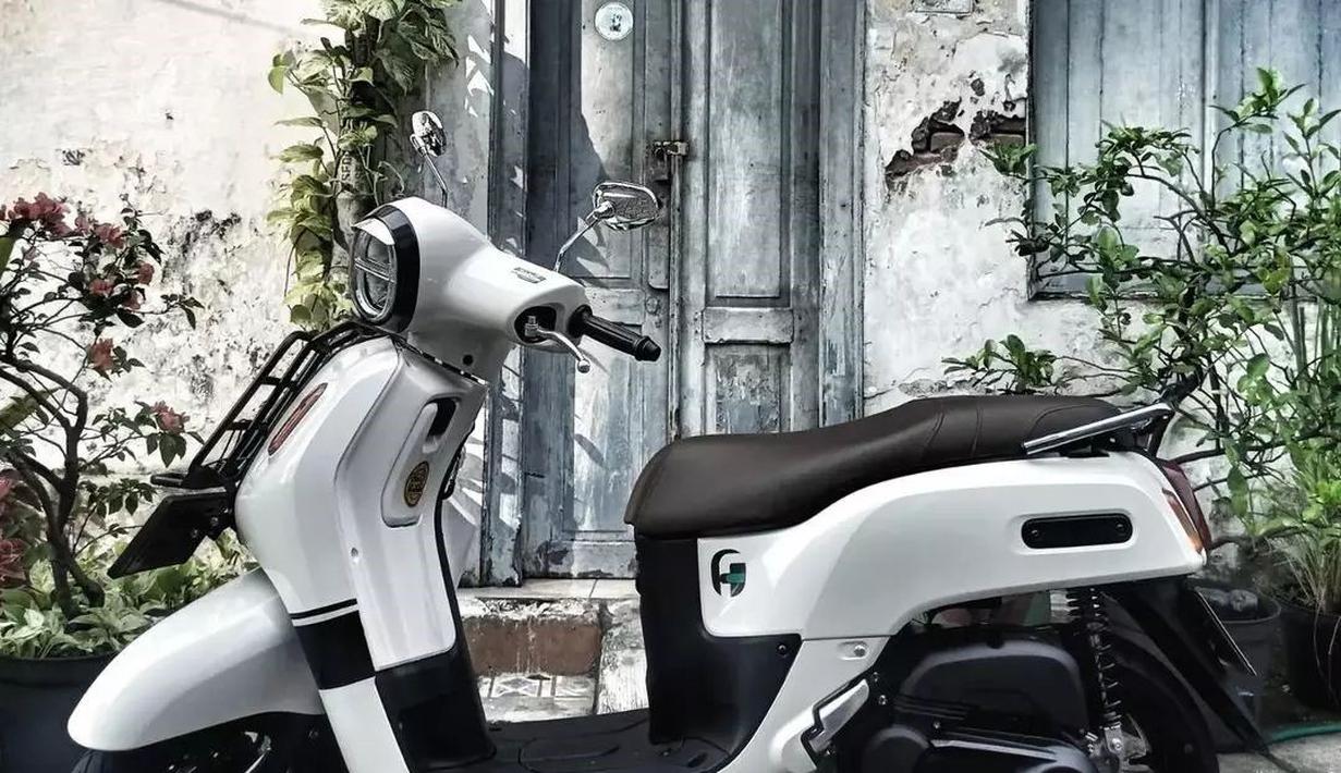 Styling retro memang sangat cocok dengan Yamaha Fazzio ini. Dengan permainan stiker, aksen hitam, front rack, serta topi headlamp mampu mendongkrak penampilan Yamaha mungil ini. (Source: Instagram/@fazzioholic)