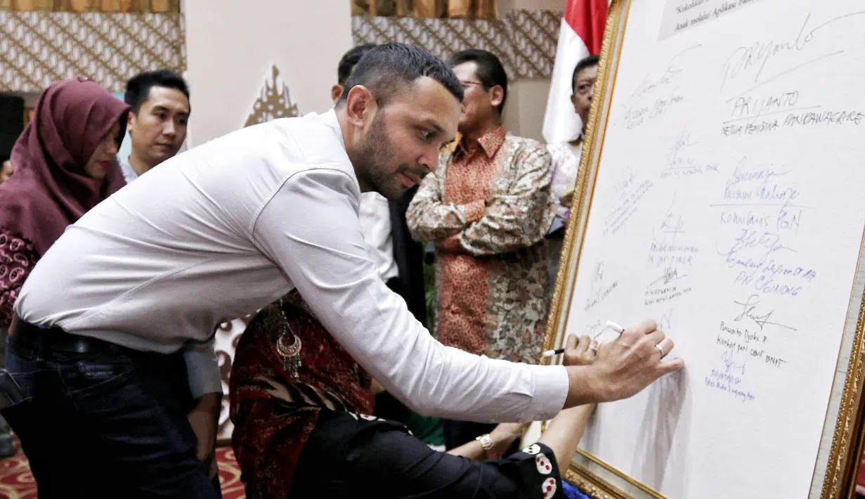 "Ada dua film yang saya produseri tekait dengan perlindungan anak. Buat jaga anak-anak saja mengenai  perlindungan anak," ujar suami Ilmira Usmanova itu.  (Adrian Putra/Bintang.com)