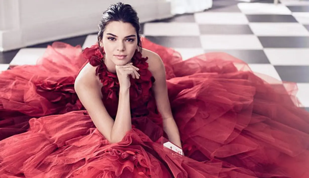 Di akun Instagramnya, kendall mengunggah sebuah foto yang memperlihatkan bagian bokongnya. Ia menuliskan ‘84º’ pada bagian caption, dan menandakan bahwa itu adalah ukuran panggulnya saat ini. (Instagram/kendalljenner)