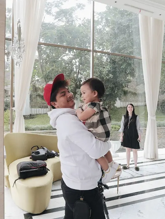 "Sebenarnya simple sih, memang secara dari dia kecil memang secara tidak langsung sudah belajar motorik kasar, kayak misalnya kita lagi pergi ke taman aku iseng tuh bukain sepatunya dia," ujar Chelsea Olivia. (Instagram/chelseaoliviaa)