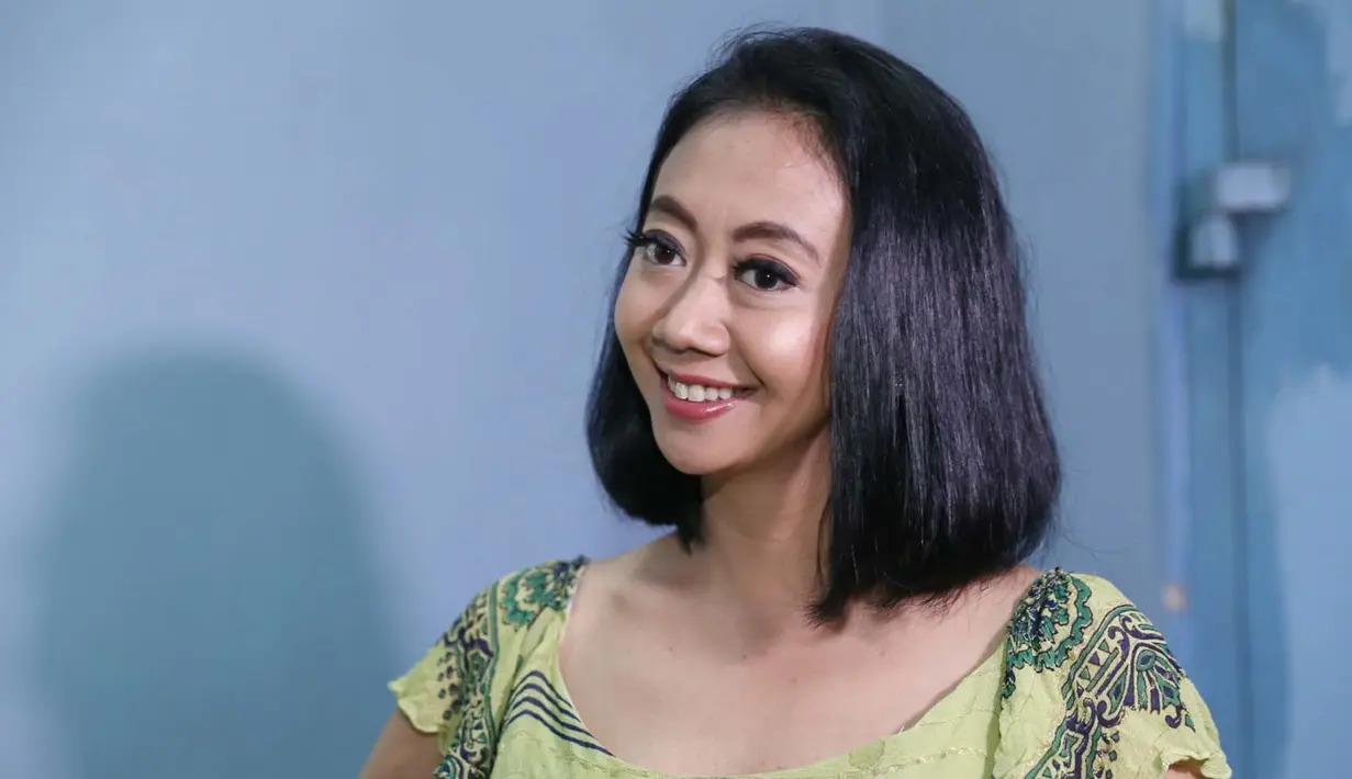 "Sayang banget, kadang nyanyi bareng. Sudah mulai ikutin kakaknya. Kalau kakaknya hai, dia bilang hai. Anak umur 10 bulan itu sudah dua kata, ma, ga. Udah bisa bye2, hore," ujar Asri Welas. (Nurwahyunan/Bintang.com)