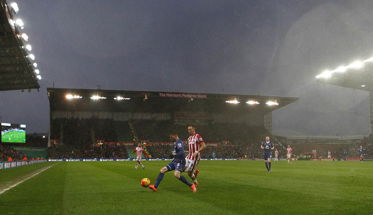 Suasana laga antara Stoke melawan Everton di Stadion Britannia, Inggris, Sabtu (6/2/2016). Stoke takluk 0-3 dari Everton. (Reuters/Ed Sykes)