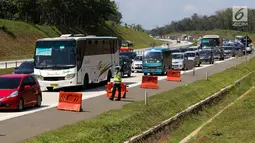 Suasana di jalur arah Jakarta Tol Cipali, Jawa Barat, Kamis (29/6). Sejumlah kepolisian disiagakan untuk mengatur lalu lintas di Tol Cipali yang semakin padat oleh pemudik arus balik. (Liputan6.com/Faizal Fanani)